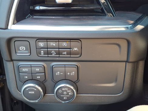 Used 2025 Chevrolet Suburban Z71 AWD/4WD image 11