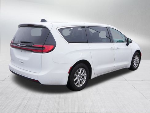 Certified 2023 Chrysler Pacifica Touring-L image 7