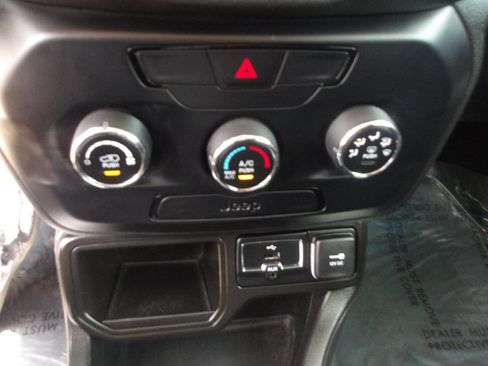 Used 2020 Jeep Renegade Sport w/ Sport Appearance Group image 24