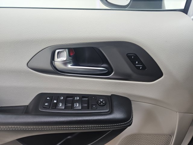 Used 2023 Chrysler Pacifica Touring-L FWD image 28