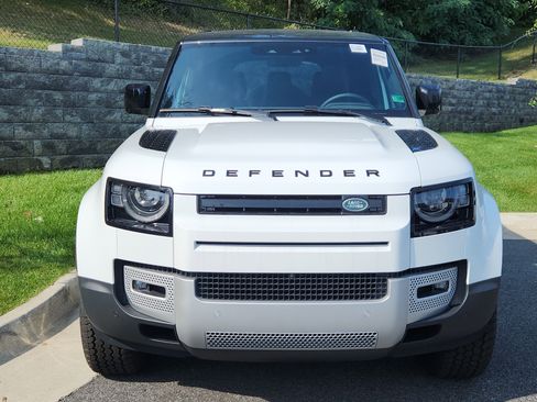 Used 2025 Land Rover Defender 110 S image 8