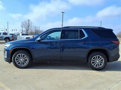 Used 2023 Chevrolet Traverse LT image 2