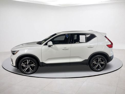 Used 2025 Volvo XC40 B5 Core image 2