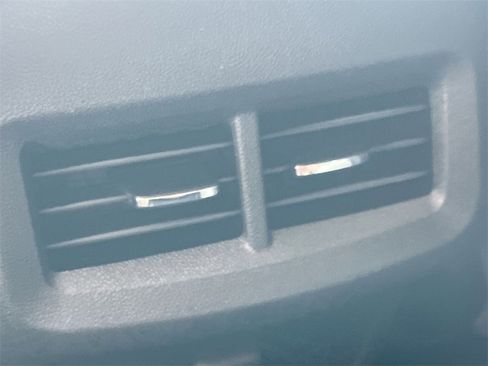 Used 2020 Chevrolet Equinox LS image 32