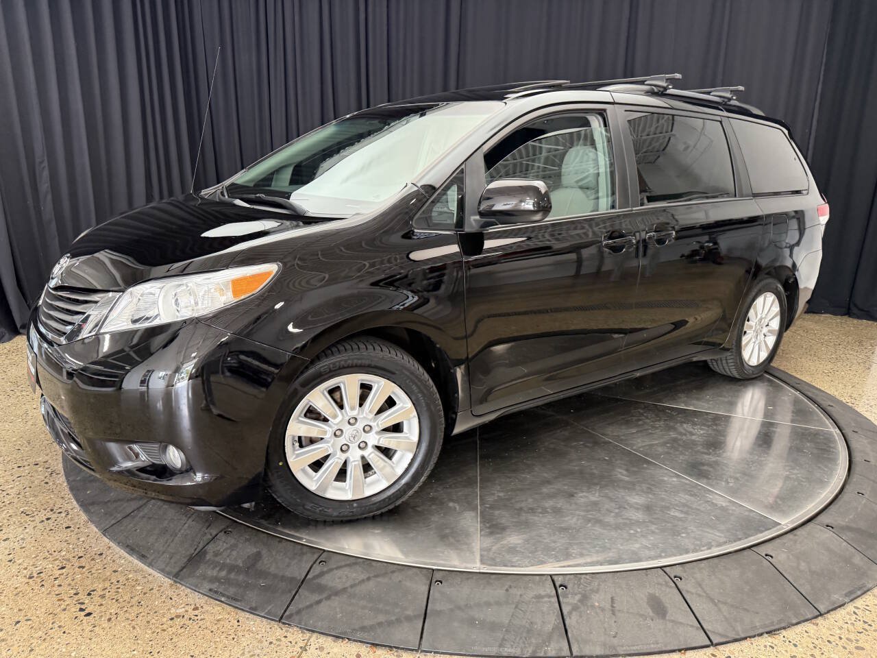 Used 2013 Toyota Sienna XLE AWD/4WD image 2