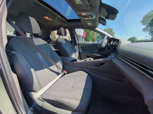 Used 2025 Hyundai Elantra SEL FWD image 31