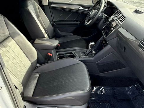 Used 2022 Volkswagen Tiguan SE w/ Panoramic Sunroof Package image 14