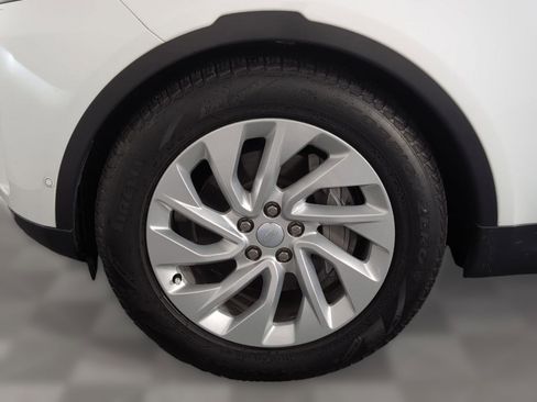 Certified 2025 Land Rover Discovery S image 10