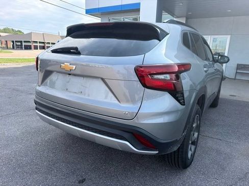 Used 2025 Chevrolet Trax LT FWD image 14