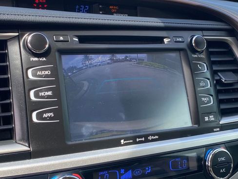Used 2019 Toyota Highlander SE image 26