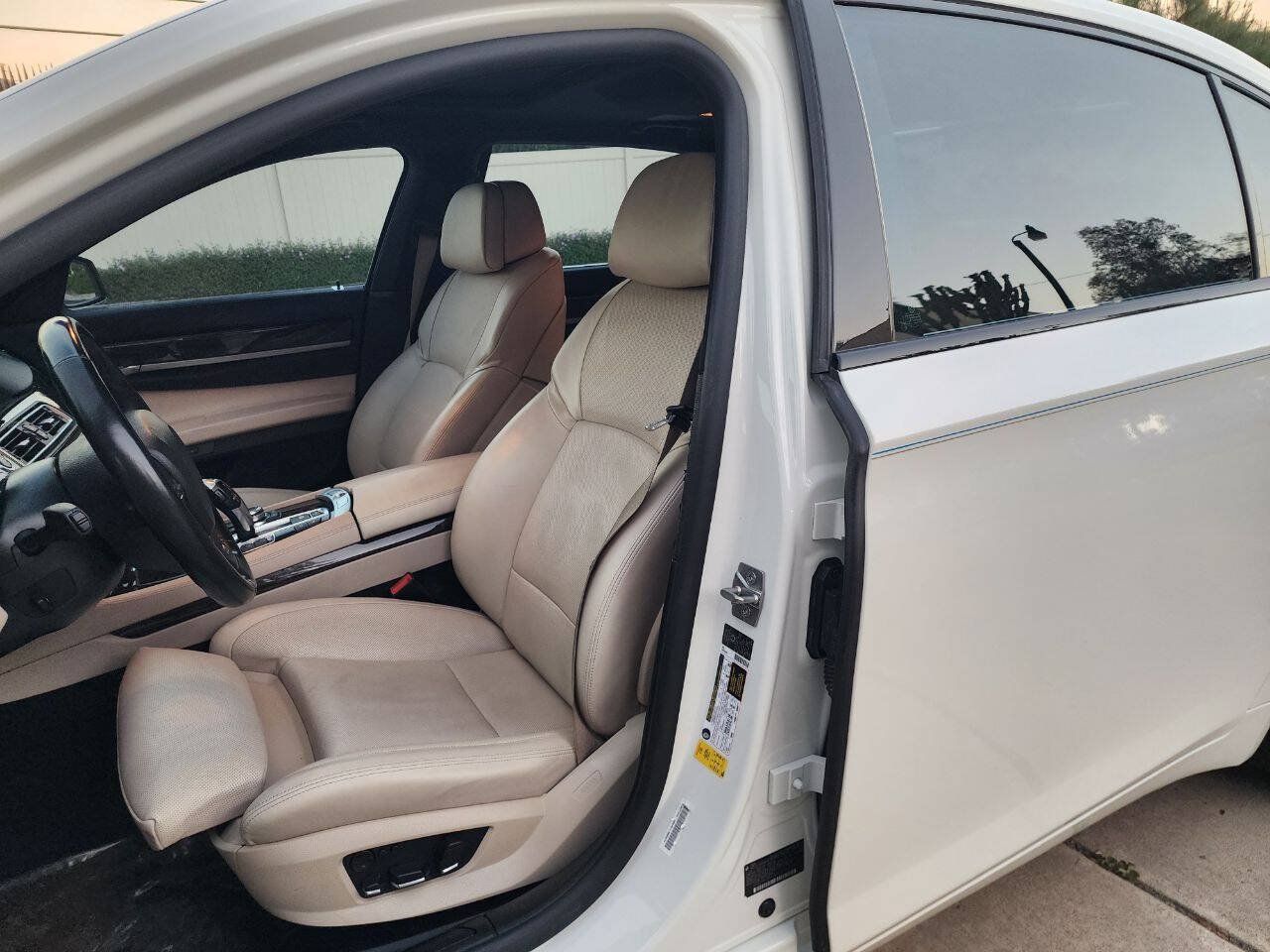 Used 2012 BMW 750Li w/ Driver Assistance Pkg RWD image 14