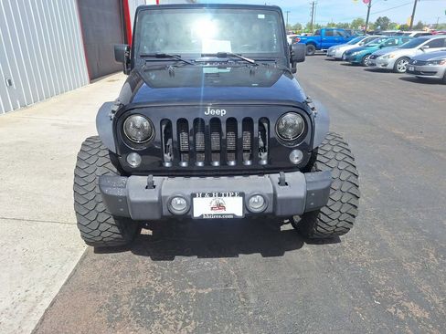 Used 2014 Jeep Wrangler Unlimited Rubicon w/ Connectivity Group AWD/4WD image 11