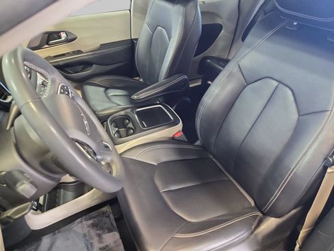 Used 2024 Chrysler Pacifica Touring-L FWD image 20