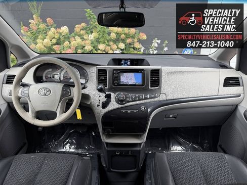 Used 2014 Toyota Sienna SE FWD image 32