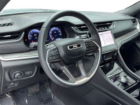 Used 2024 Jeep Grand Cherokee L Limited w/ Luxury Tech Group II image 16