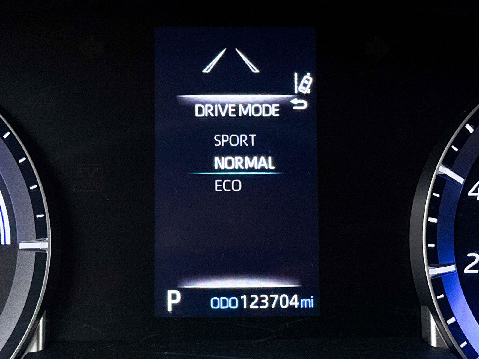 Used 2021 Toyota Highlander LE FWD image 10