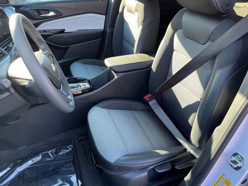 Used 2025 Chevrolet Trax LT image 32