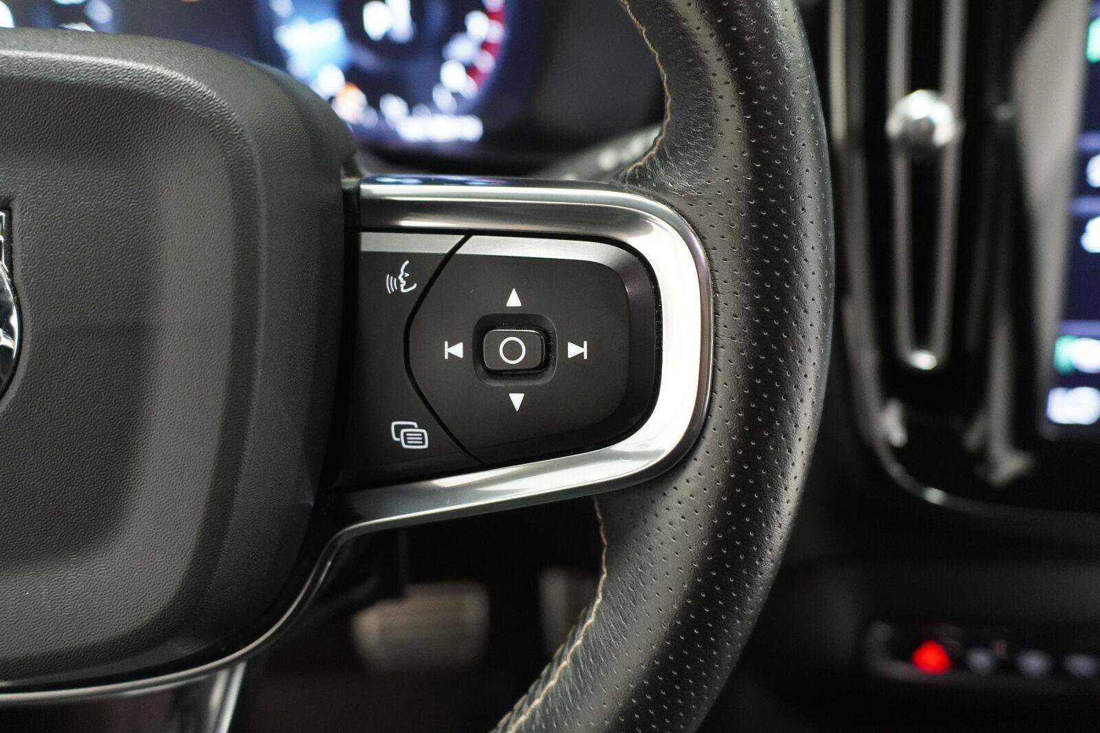 Used 2021 Volvo XC40 T4 R-Design w/ Protection Package Premier FWD image 17
