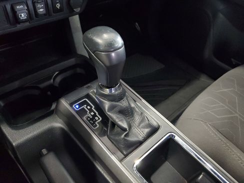 Used 2018 Toyota Tacoma TRD Off-Road AWD/4WD image 31