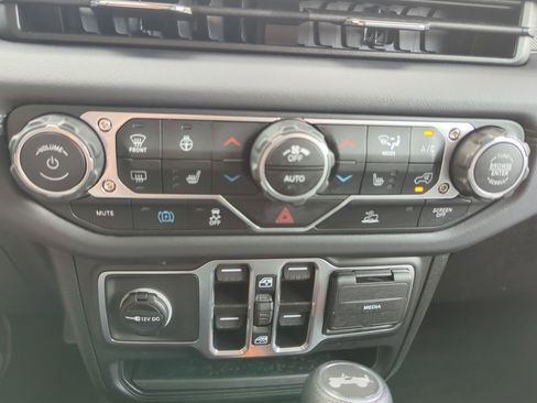 Used 2025 Jeep Wrangler Unlimited Sahara AWD/4WD image 22