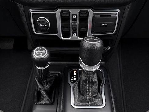Used 2024 Jeep Wrangler Unlimited w/ Convenience Group AWD/4WD image 16