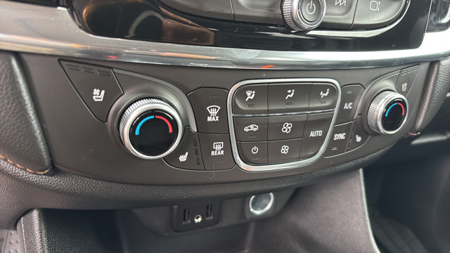 Used 2018 Chevrolet Traverse Premier w/ Driver Confidence II Package FWD image 24