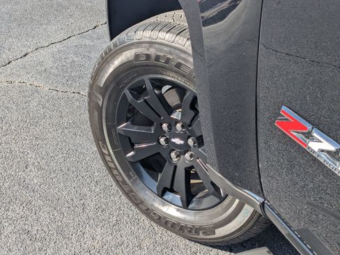 Used 2018 Chevrolet Colorado Z71 w/ Z71 Midnight Edition image 9