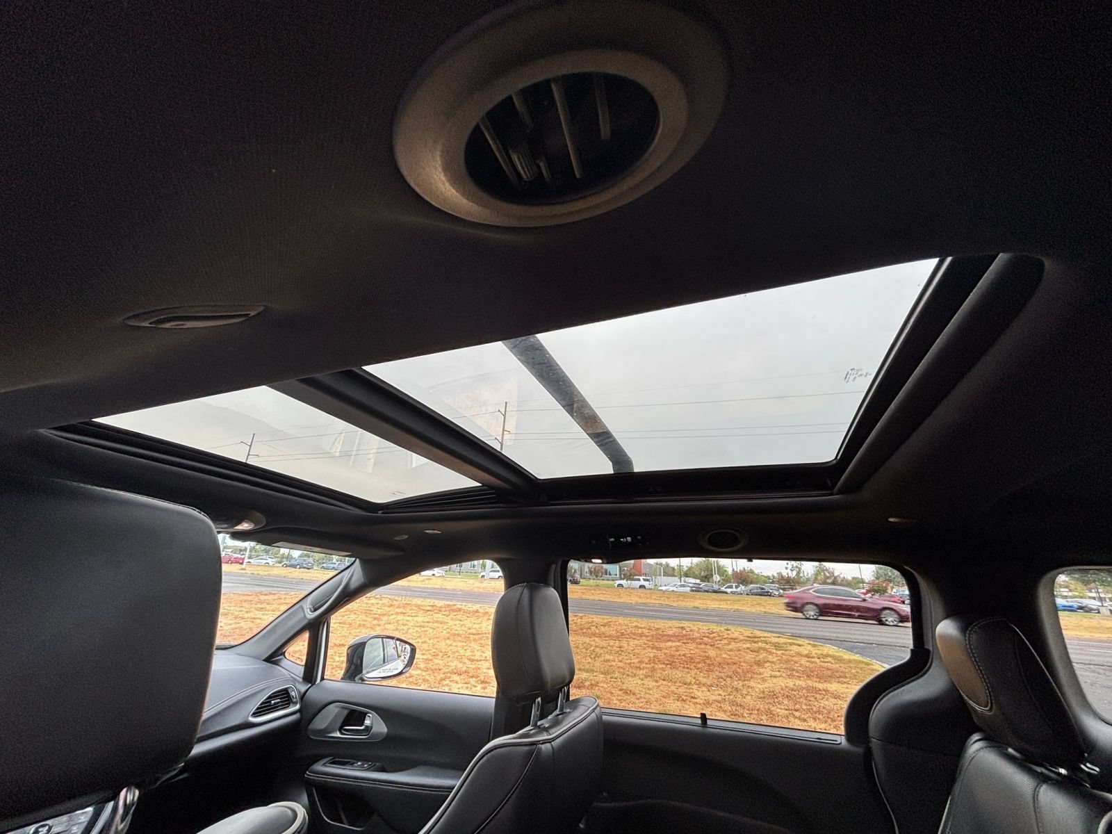 Used 2025 Chrysler Pacifica Limited FWD image 32