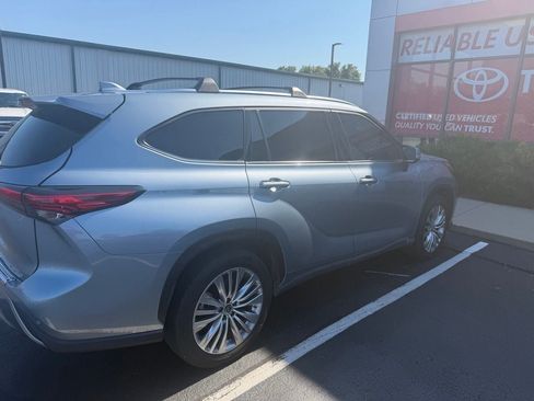 Used 2023 Toyota Highlander Platinum FWD image 6