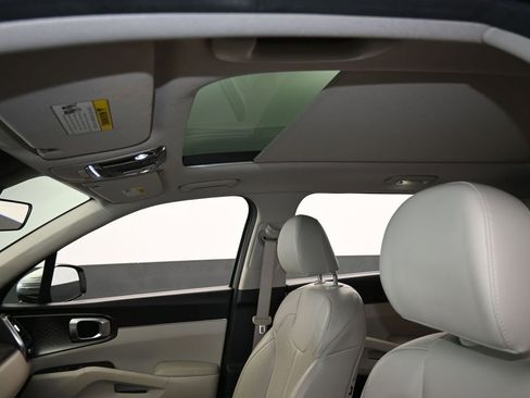 Used 2022 Kia Sorento EX w/ Panoramic Sunroof Package image 11