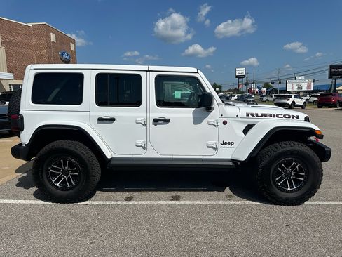 Used 2024 Jeep Wrangler Unlimited Rubicon AWD/4WD image 3
