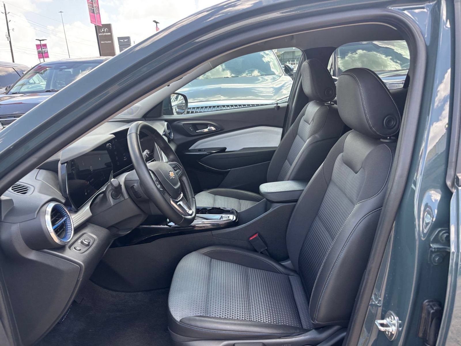 Used 2025 Chevrolet Trax LT w/ LT Convenience Package FWD image 25
