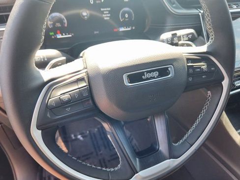 New 2025 Jeep Grand Cherokee Laredo w/ Luxury Tech Group I AWD/4WD image 21