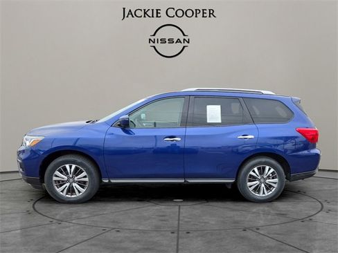 Used 2019 Nissan Pathfinder SV image 2