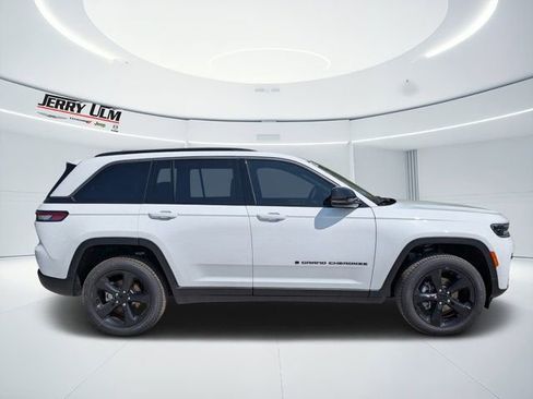 New 2026 Jeep Grand Cherokee Limited RWD image 2