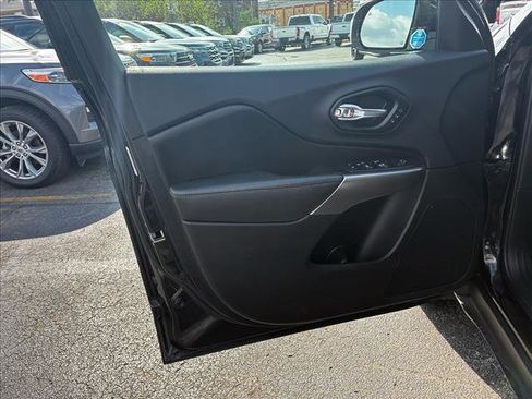 Used 2019 Jeep Cherokee Limited image 14
