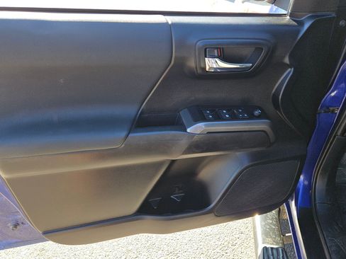 Used 2022 Toyota Tacoma TRD Off-Road image 11