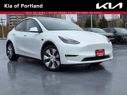Used 2024 Tesla Model Y Long Range AWD/4WD image 1