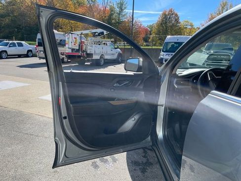 Used 2023 GMC Acadia SLE w/ Driver Convenience Package image 27