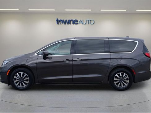 Used 2023 Chrysler Pacifica Touring-L image 2