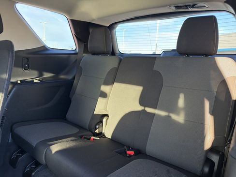Used 2021 Chevrolet Traverse LT image 33