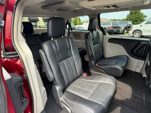 Used 2015 Chrysler Town & Country Touring-L w/ Driver Convenience Group FWD image 39