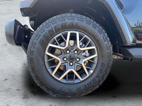 Used 2025 Jeep Wrangler Unlimited Sahara AWD/4WD image 27