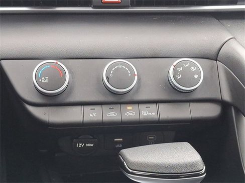 Used 2025 Hyundai Elantra SE image 15