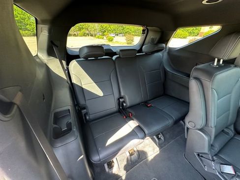 Used 2025 Chevrolet Traverse LT FWD image 18