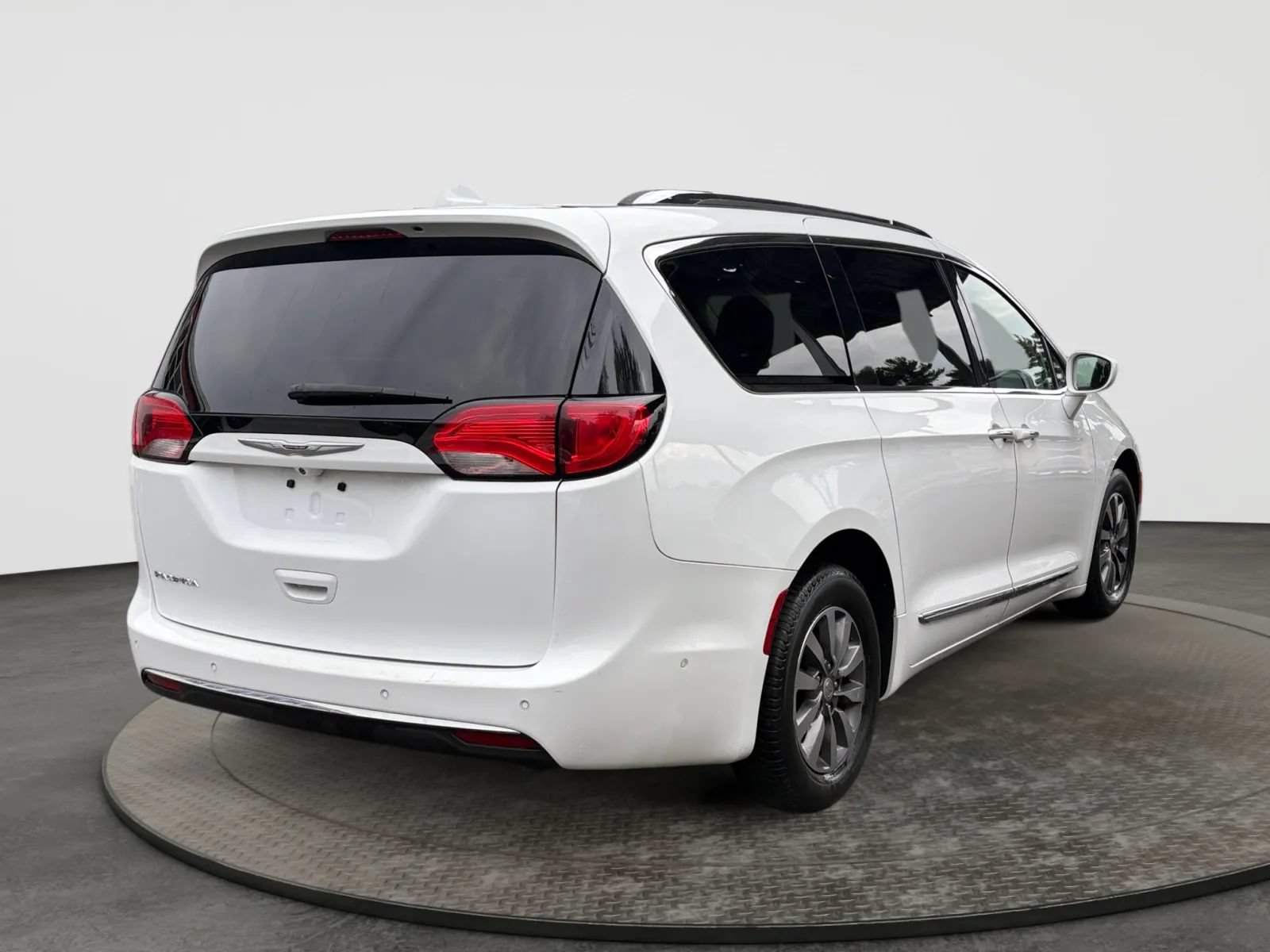 Used 2019 Chrysler Pacifica Touring-L Plus w/ Advanced Safetytec Group FWD image 10