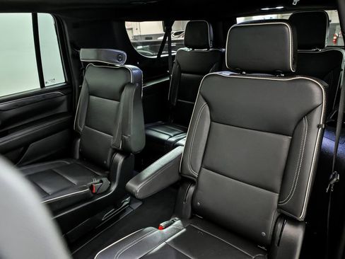 Used 2023 GMC Yukon XL SLT AWD/4WD image 16