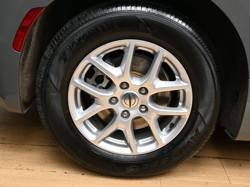 Used 2023 Chrysler Pacifica Touring-L FWD image 13