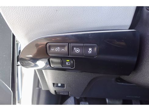 Used 2022 Toyota Prius LE FWD image 13