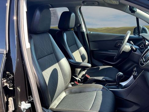 Used 2022 Chevrolet Trax LT w/ LT Convenience Package image 21